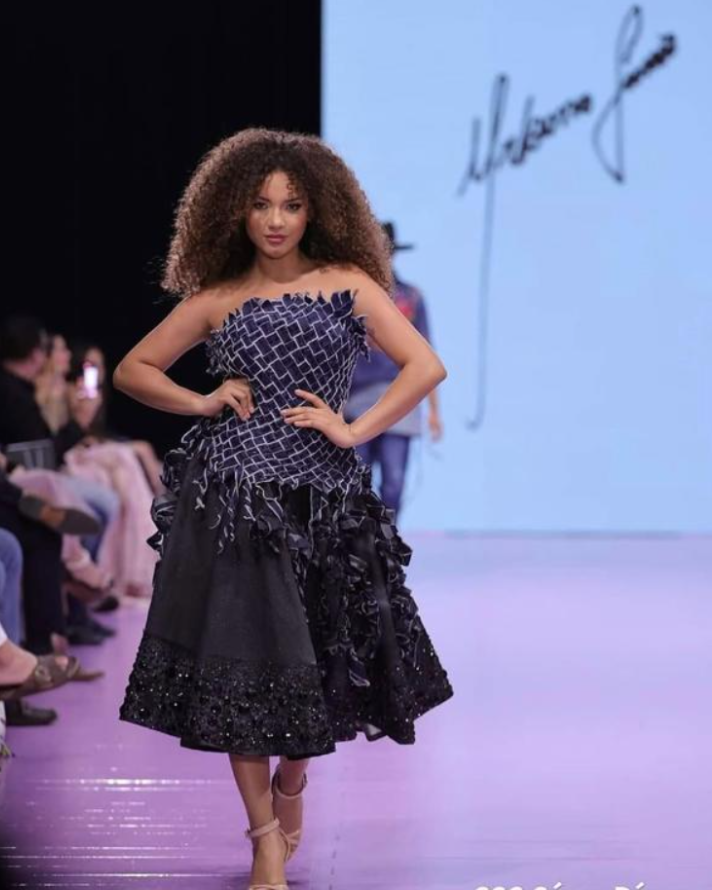 Vestido de alta costura com corpete estruturado e saia preta na passarela