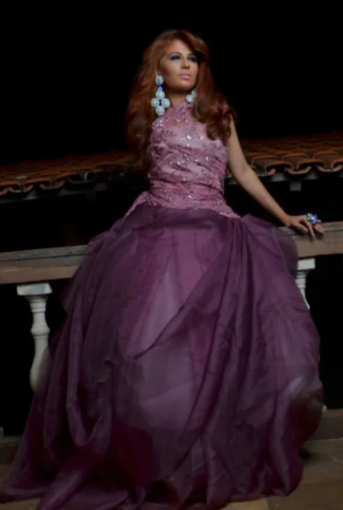 Vestido longo roxo com corpete ajustado e saia volumosa