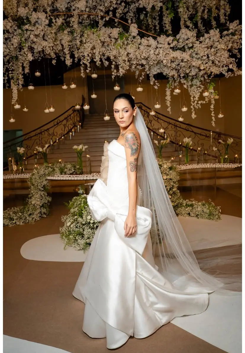 Vestido de noiva com laço lateral, cauda e véu